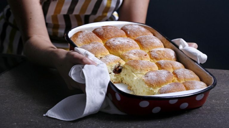 Recept za savršene buhtle: Mekane, mirisne i pune domaćeg džema
